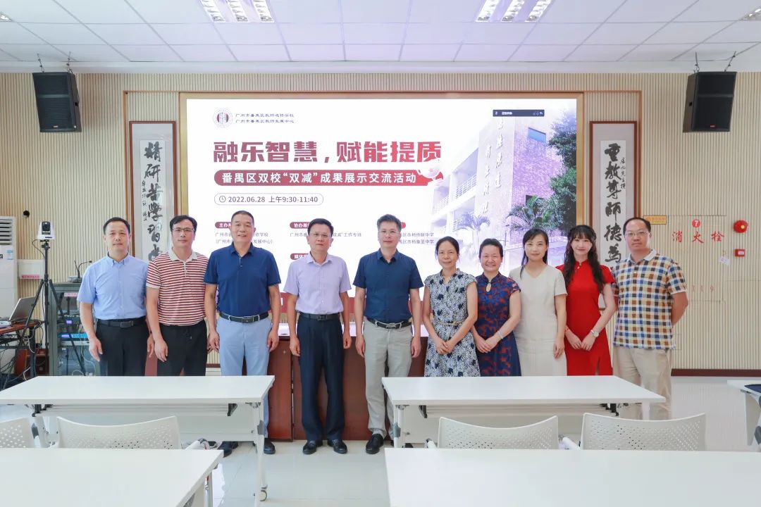 參加活動專家、領(lǐng)導(dǎo)代表合影.jpg
